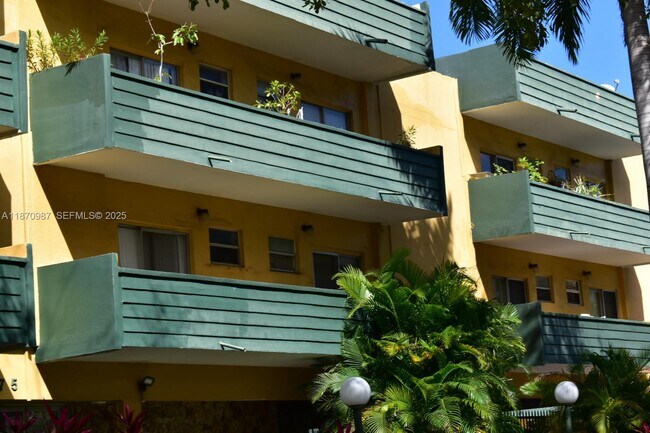 Building Photo - 1975 NE 135th St