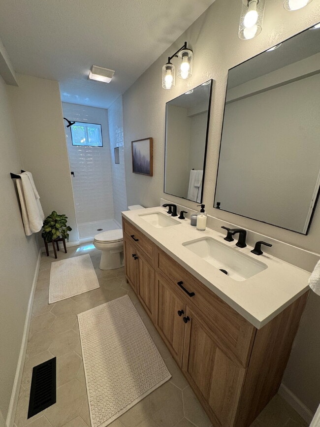 Building Photo - "Charming 4-Bed Oasis with 3 Full Baths and 2,275 Sq Ft of Comfort in Evergreen, CO!"