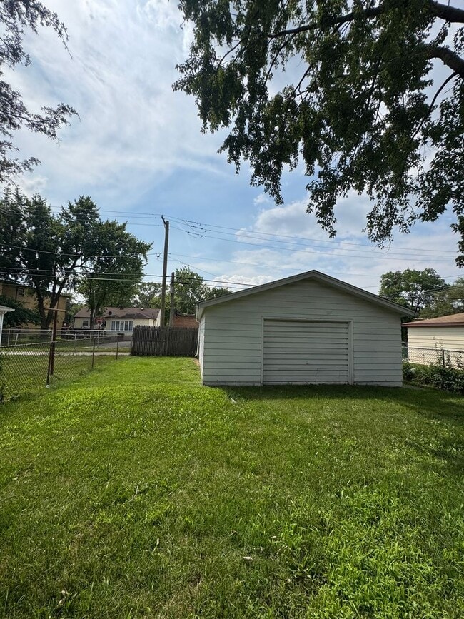 Building Photo - 4 Bedroom 2 Bathroom House in Dolton ! A M...