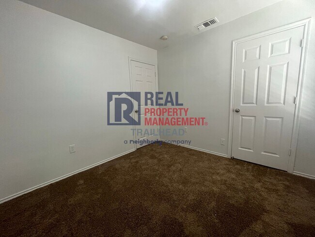 Building Photo - Great Location - 3 Bed/2 Bath - $500 Rent ...