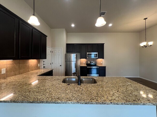 Building Photo - Luxury 3/2 duplex in great New Braunfels N...