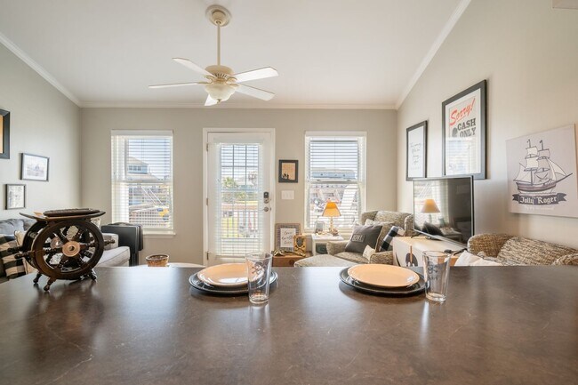 Building Photo - FURNISHED OFF-SEASON MONTHLY RENTAL-STARTI...