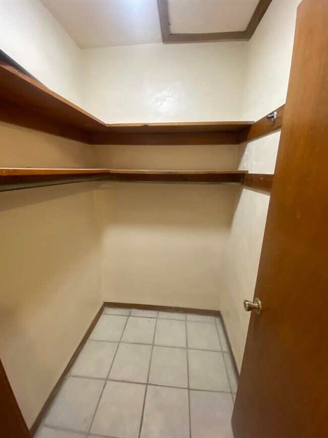 Building Photo - 1102 Greentree Ct