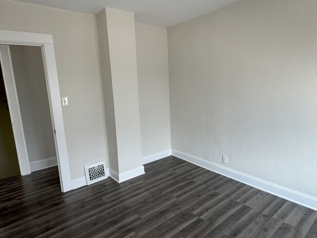 Building Photo - 5 bedroom home near Lincoln Park and Uptown
