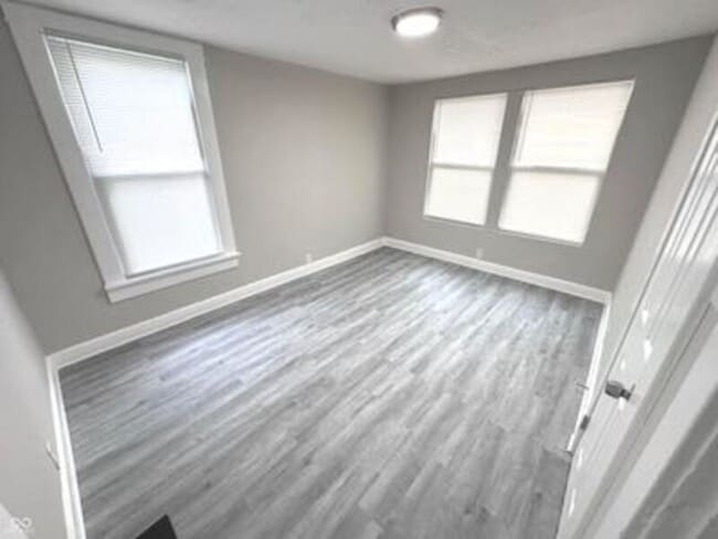 Building Photo - 1049 S Sheffield Ave