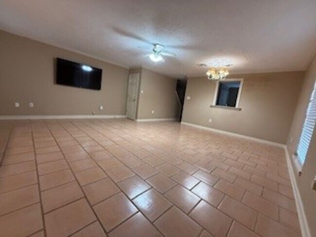 Building Photo - 4 Laura Dr