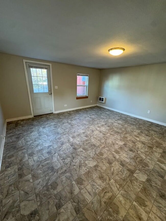 Building Photo - NW Bend Cottage! 1 pet considered!