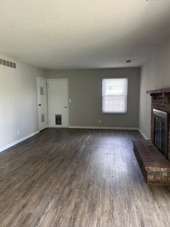 Building Photo - 537 Windrift Dr
