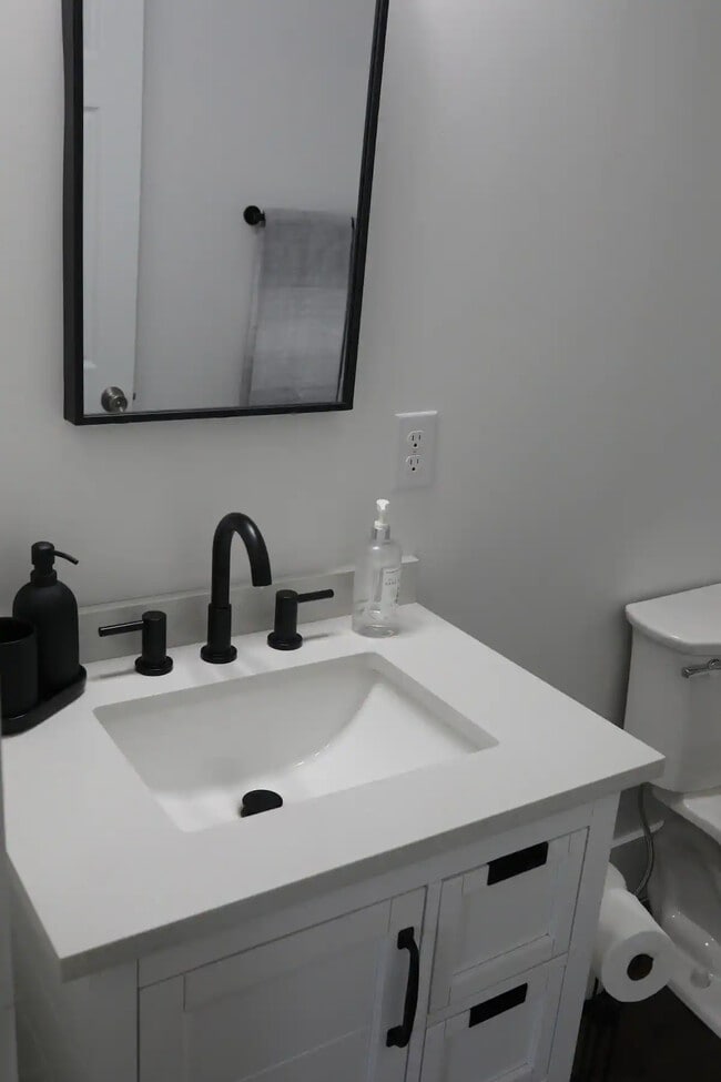 Building Photo - 528 Bond Ave