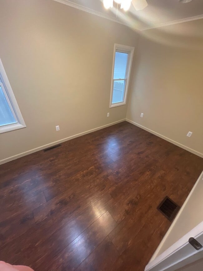 Building Photo - Charming 2 Bedroom Home - Move in Ready