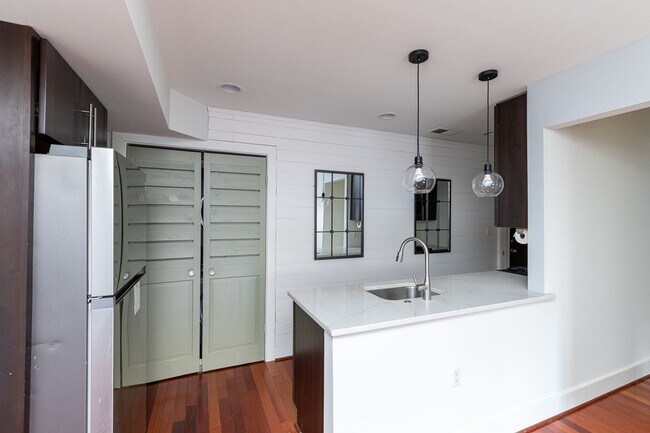 Building Photo - Chevy Chase Area One Bed, One Bath Condo R...