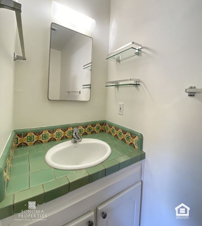 Building Photo - Ground Floor Condo on Sonoma's East Side