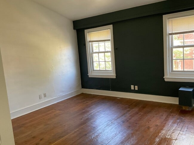 Building Photo - 624 Catharine Street