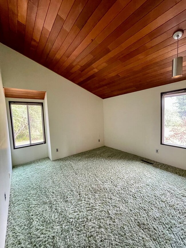 Building Photo - Country Living within one mile to town