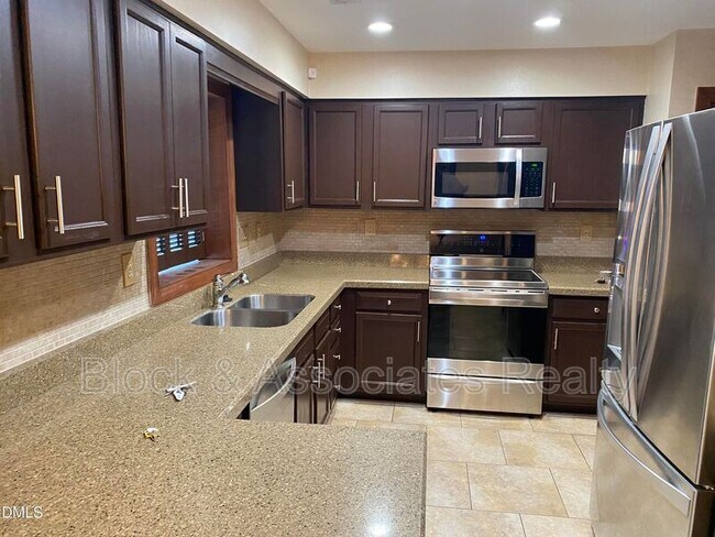 Building Photo - 5 Trump Ct