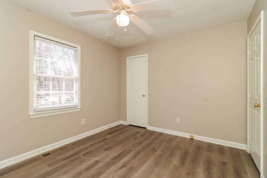 Building Photo - 222 Cove Rd