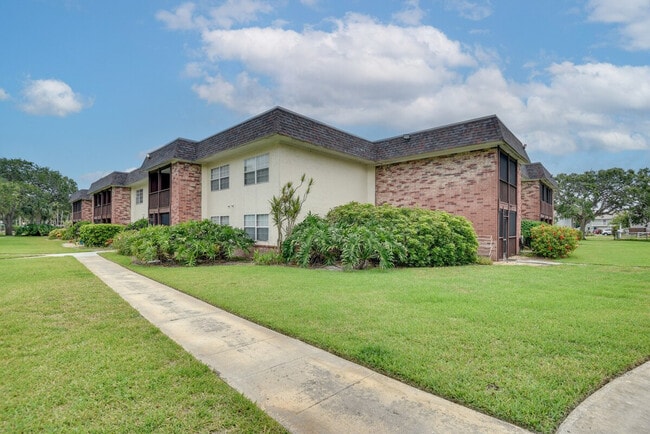 Building Photo - 3800 Saxon Dr