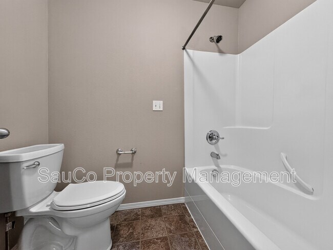 Building Photo - 1419 NE Lockheart Ln