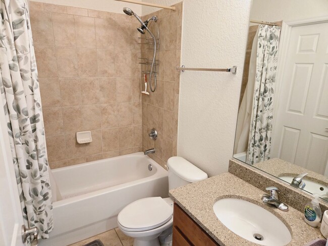 Building Photo - 2BR/2.5BA furnished townhome in a gated co...