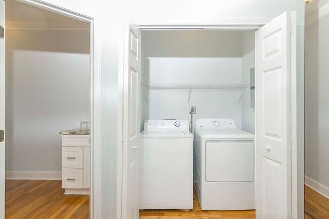 Building Photo - Newly Renovated 4 bedroom 3 bath townhome