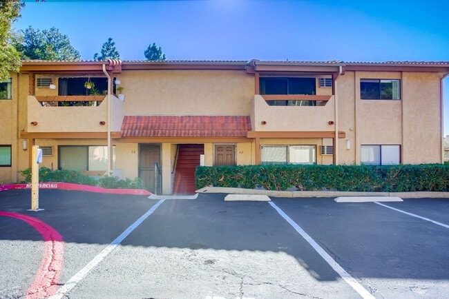 Building Photo - Cute Oceanside condo with garage parking!