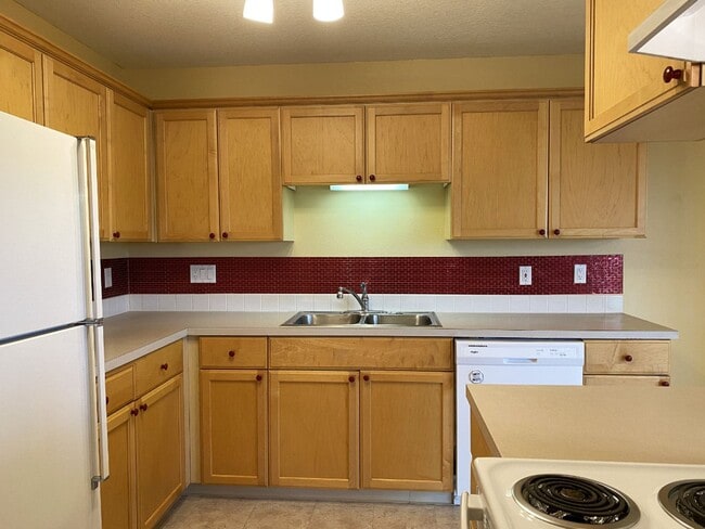 Building Photo - Ground Level River View Condo