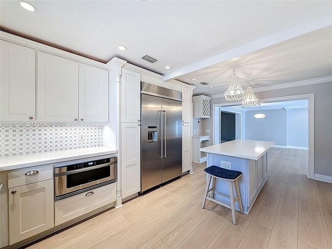 Building Photo - 2533 NE 21st Terrace