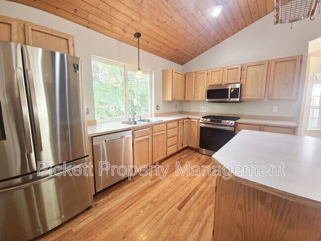 Building Photo - 18845 NE Meadow Run Dr