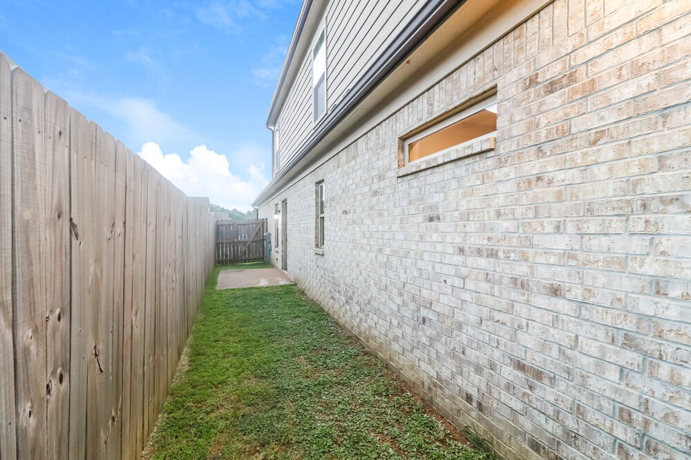 Building Photo - 9464 Cayuga Lp