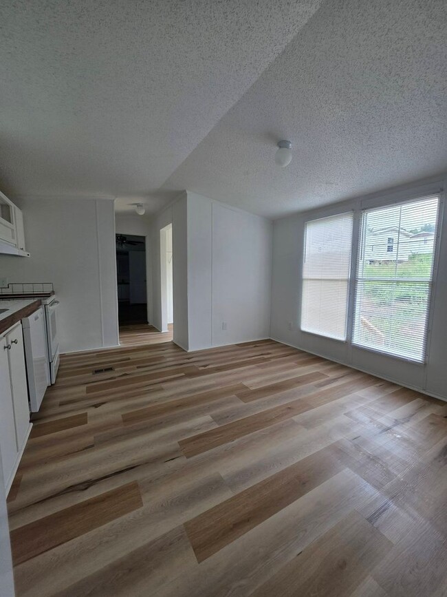 Building Photo - 1018 Jacks Dr