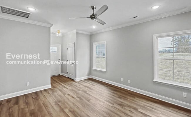 Building Photo - 2 Bed/2 Bath Townhome with Off-Street Parking / Pet-Friendly / Available Now!