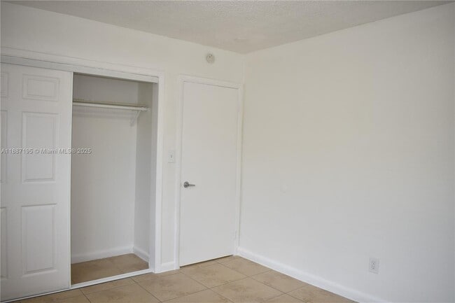 Building Photo - 932 Moffett St