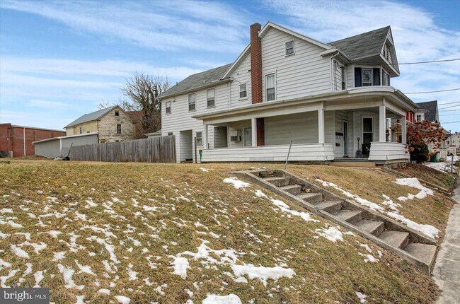 Building Photo - 230 W 2nd St