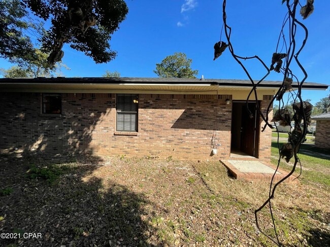 Building Photo - Spacious 3/1 Brick Home in a Low-Traffic c...