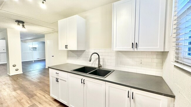 Building Photo - Upgraded & Remodeled Unit in Fallbrook!  H...