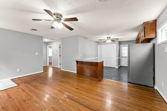 Building Photo - 104 N Oak Ave