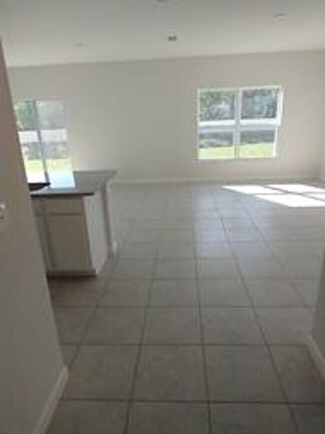 Building Photo - 4 Bedroom 2 Bathroom, Community pool