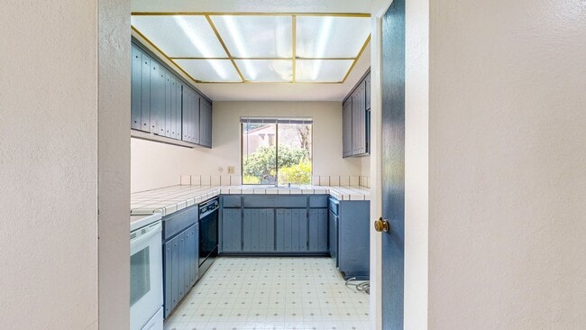 Building Photo - Bright and Beautiful 2 Bedroom 2 Full Bath...