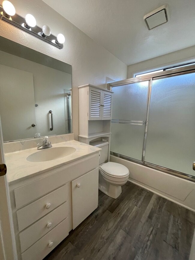 Building Photo - 3 bedroom, 2 bathroom, in East Medford