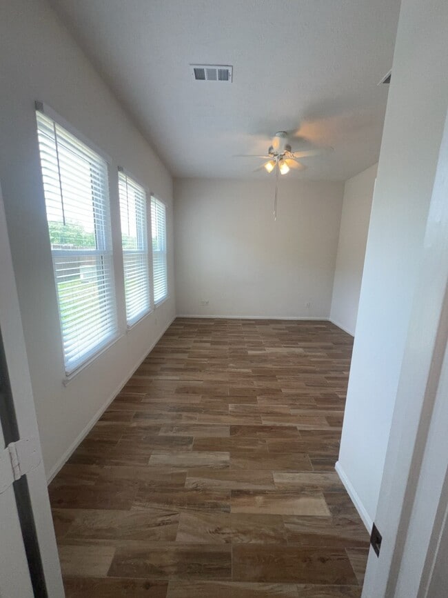 Building Photo - 3443 Rainshore Dr