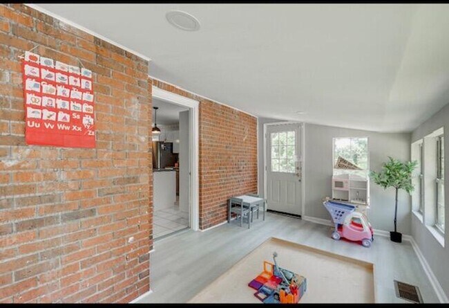 Building Photo - BEAUTIFUL 3 bedroom Lookout Valley home!