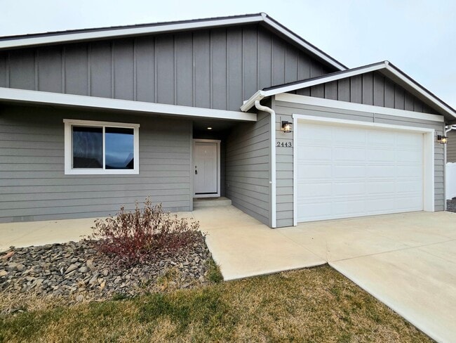 Building Photo - Single Family Home w/ Private Yard + Garage – Available Now!