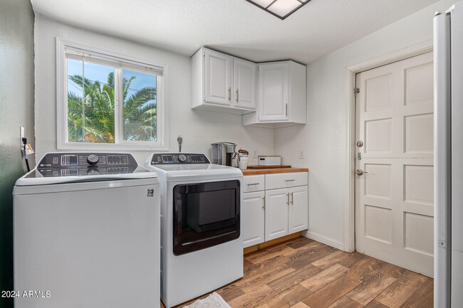 Building Photo - 2126 S Stanley Pl