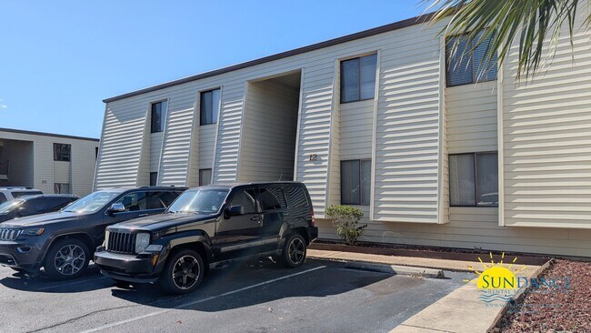 Building Photo - Expansive waterfront covered patio off this fully renovated Fort Walton Condo!