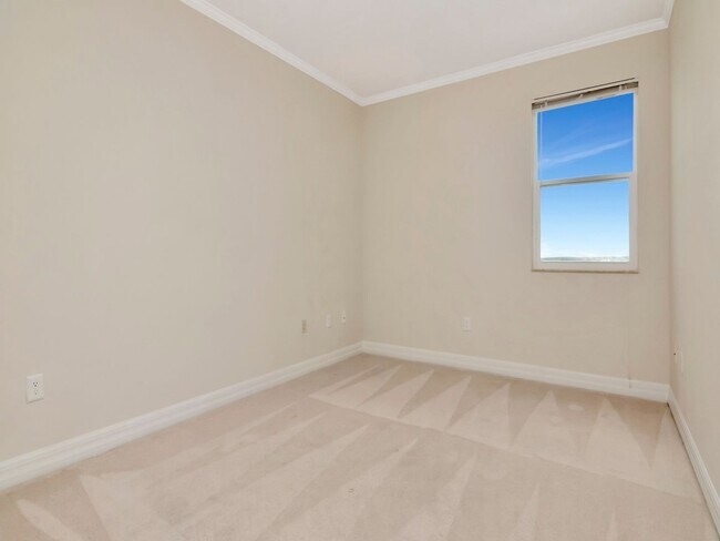 Building Photo - Waterfront Penthouse Living – Luxury 3 Bedroom / 2 Bath Condo on the Water