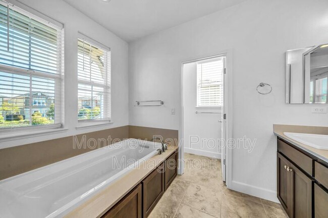 Building Photo - 3008 Lighthouse Ln