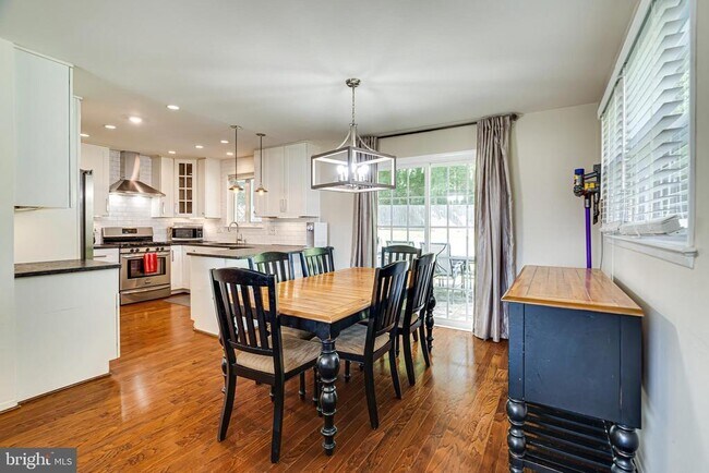 Building Photo - 7606 Jervis St