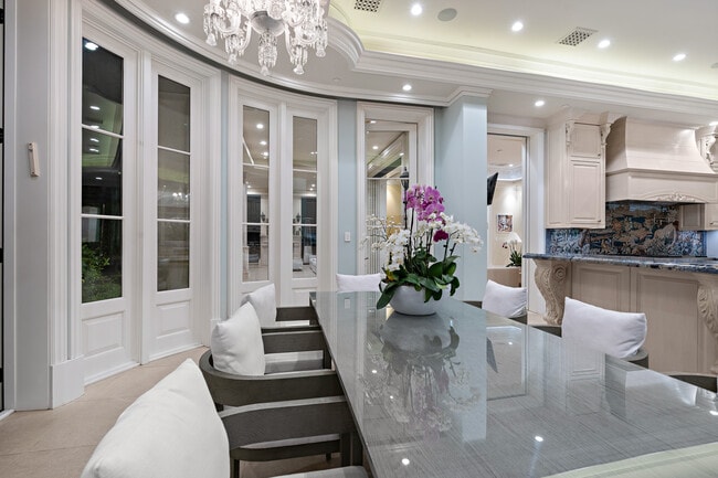 Building Photo - 718 N Rodeo Dr