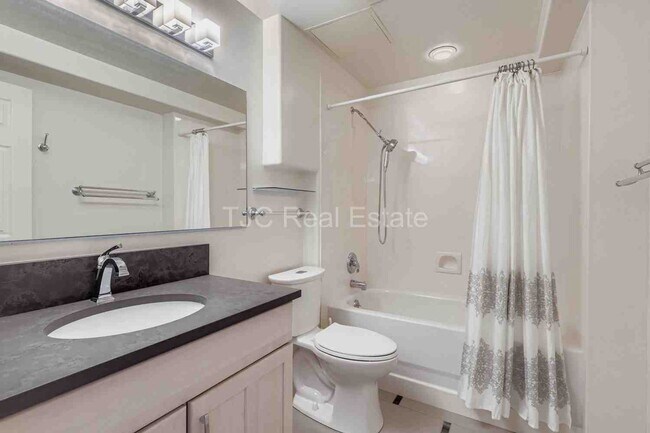 Building Photo - MOVE IN  SPECIAL