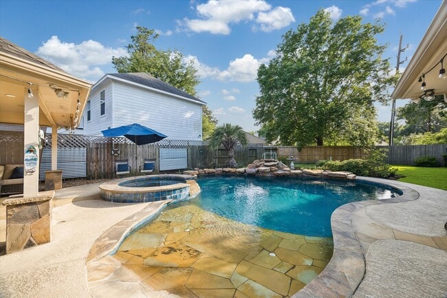 Building Photo - 16131 Castlegrove Ct